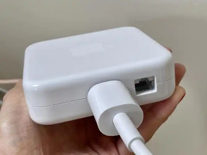 高配版imac的电源适配器带有千兆以太网络接口