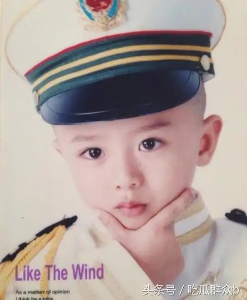 justin黄明昊是00后,贾富贵家是真富贵啊,穿西装很绅士但是就是爱卖萌