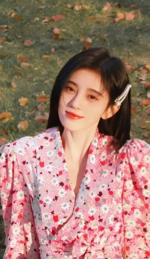 原创鞠婧祎的神仙颜值碎花裙甜美清新少女感白色衬衫无辜乖巧