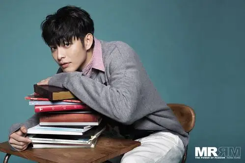 曹佑宁时尚大片玩转学院风 温暖笑容化身魅力学长