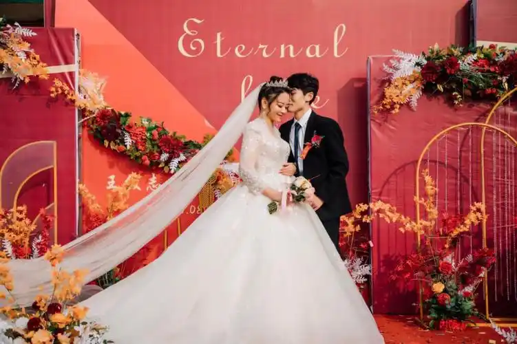 4000的庭院婚礼之笑的最美的新娘