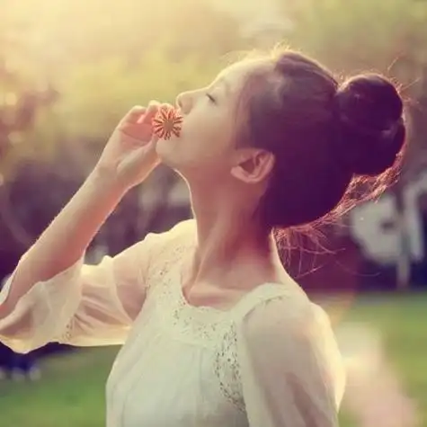 嘴中叼花的丸子头女生头像图片