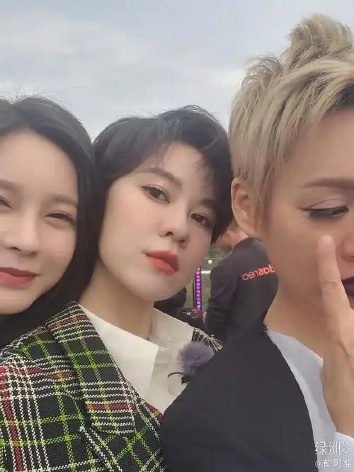 组图:郁可唯晒姐姐们合照 宁静万茜孟佳做鬼脸毫无包袱