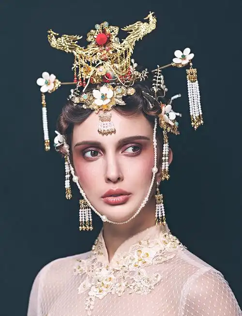 欧式复古发型,精致的妆容搭配独特的发饰,高贵冷艳