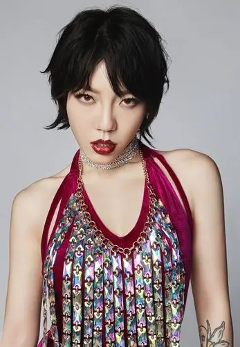 吴莫愁新歌《保持距离》mv性感写真图片