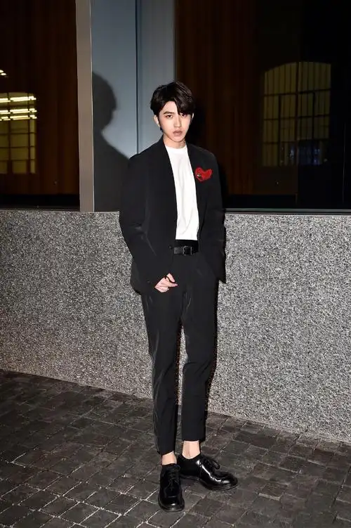 原创蔡徐坤前往米兰时装周,穿蓝色条纹衬衫好青春,网友:满满少年感