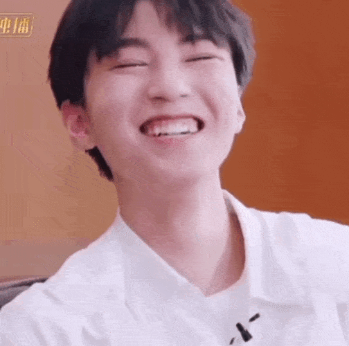 王俊凯笑成叉烧包虎牙少年笑容超治愈