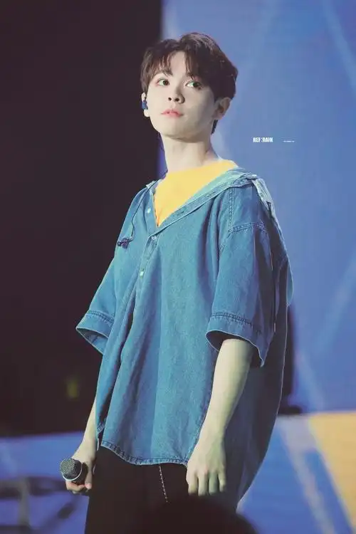 尤长靖小可爱比心