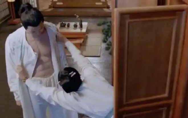 眉毛稀疏假腹肌高跟鞋男星7大作假男人的虚荣心多可怕