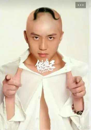王祖蓝掐在零点整发送了祝福,晒出了三张邓超的照片,从胖到黑,发型从