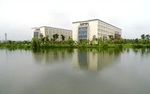 扬州师范学院建于1952年,前身是苏北师范专科学校,1959年改名为"