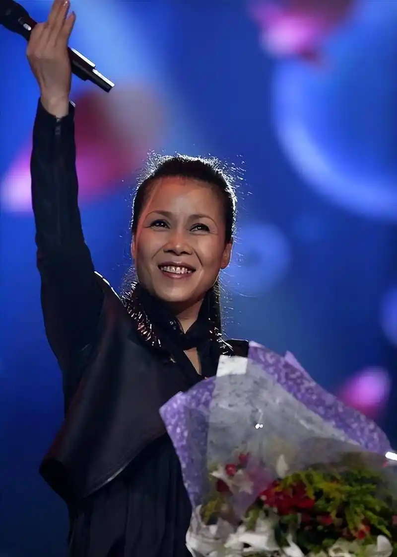 56岁田震近照曝光,很是年轻,与丈夫结婚多年,无儿无女依旧恩爱_那英