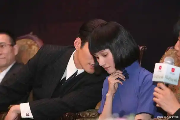 袁泉靳东合唱,当爱已成往事,太惊艳了,又是被演戏耽误的歌手