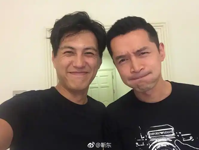 "楼台cp"发糖 靳东胡歌凑在一起"不正常"