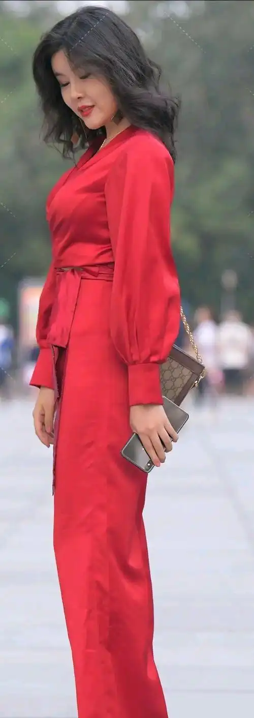 时尚穿搭美女穿红色套装搭配红色高跟鞋尽显时尚精致效果