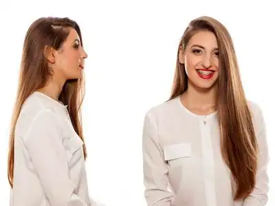 长发头像正面一位留着白色背景的长发的年轻女子的侧面和正面照片