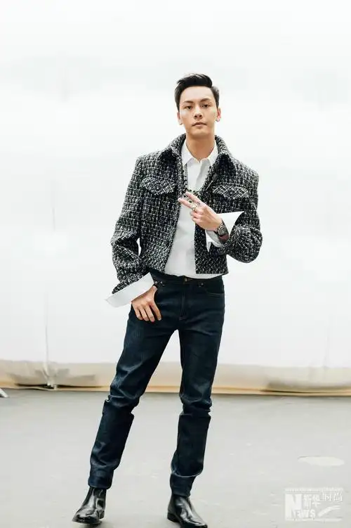 陈伟霆亮相巴黎时装周 双面演绎独特时尚魅力