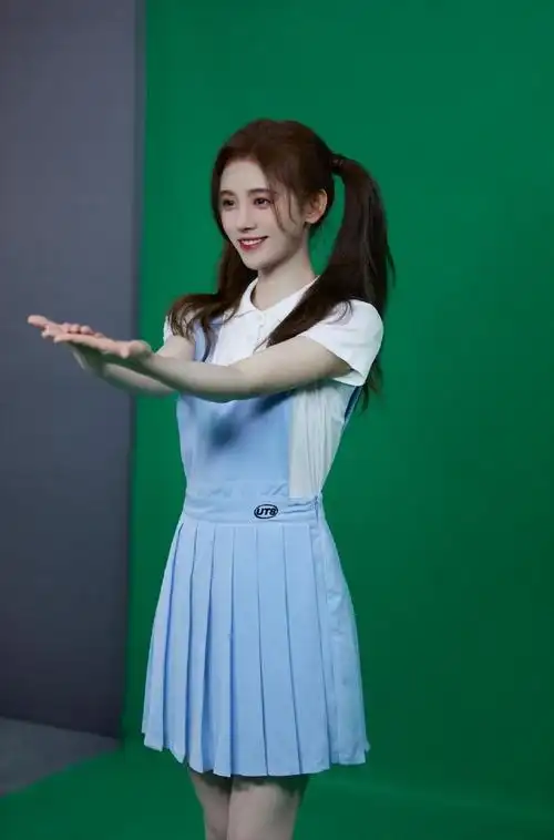 25岁鞠婧祎和21岁杨超越,都扎双马尾过"六一",不是腿长就稳赢