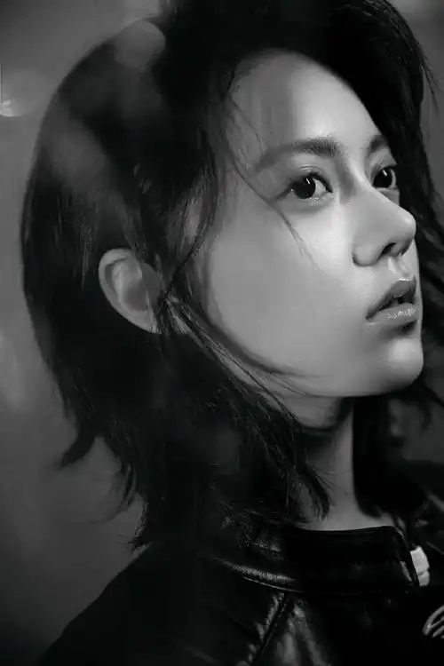 赵今麦黑白时尚写真图片14
