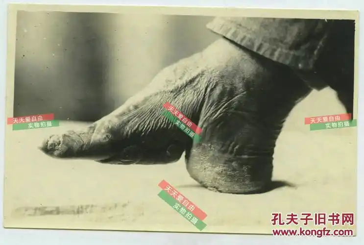 民国1923年8月16日缠足三寸金莲女子裸露的小足