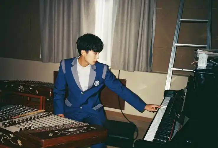 郝富申沐浴阳光变"闪光少年"学院风穿搭洋溢青春气息_凤凰网娱乐_凤凰