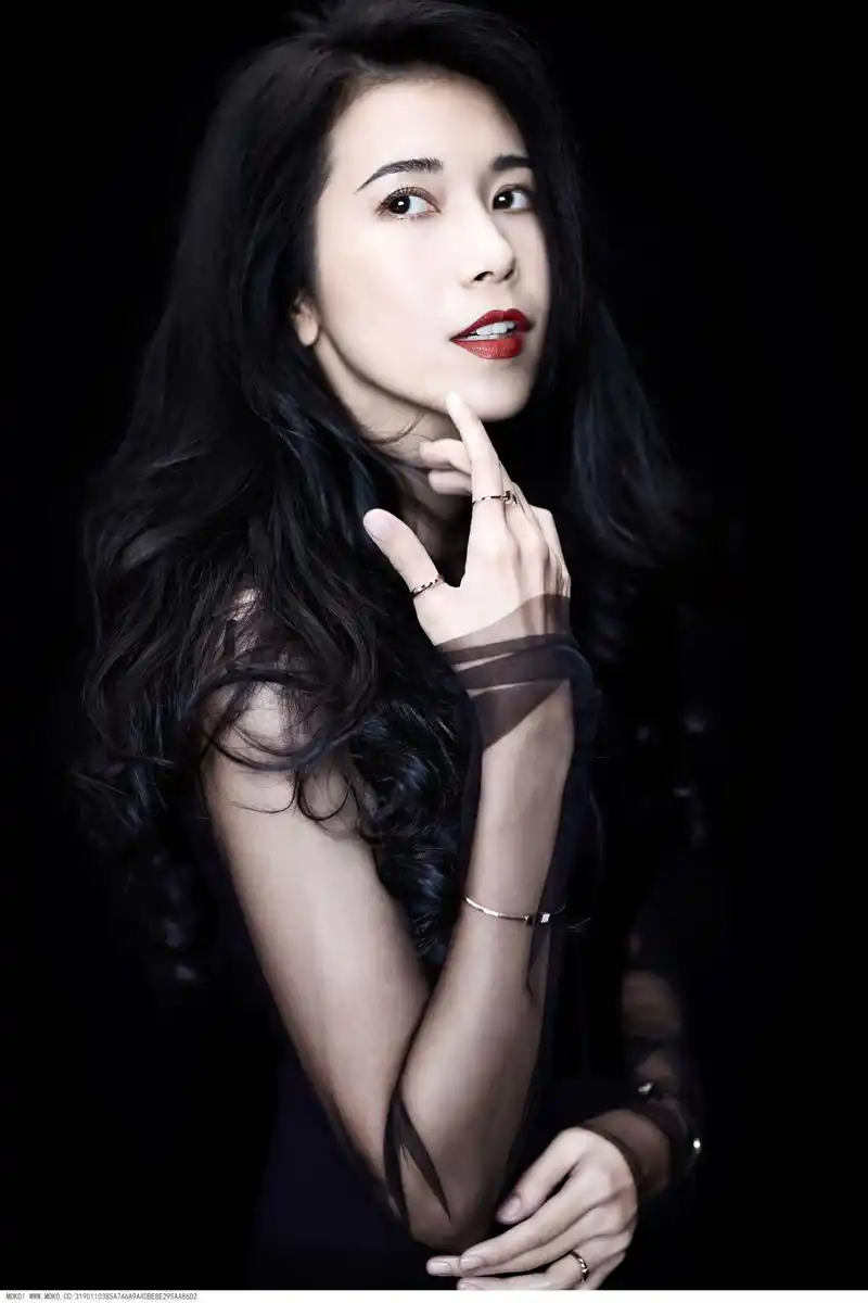 兜兜转转多年,47岁的她终于嫁给爱情