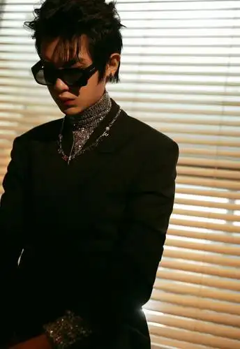 黄明昊国潮演唱会,黑色外套内搭银色亮片,又酷又帅