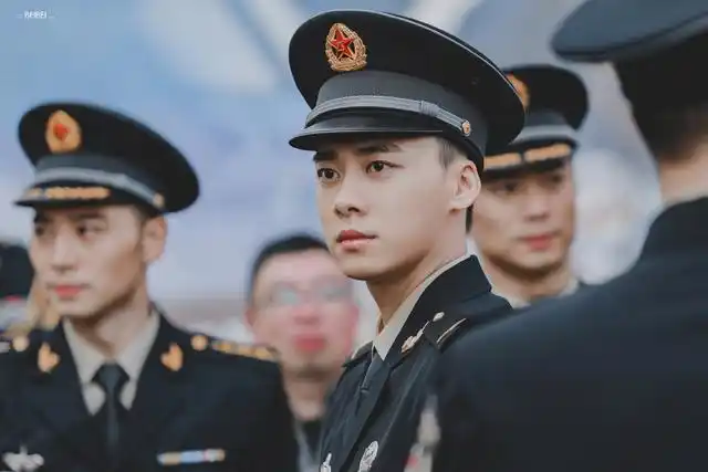 李易峰"虽然自己不是一名真正的军人,这身迷彩确实让人着迷.
