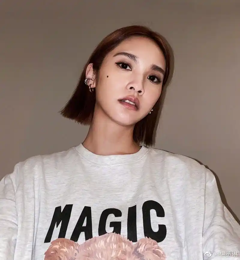 杨丞琳晒自拍赞妆感自然撩发瞪眼搞怪俏皮