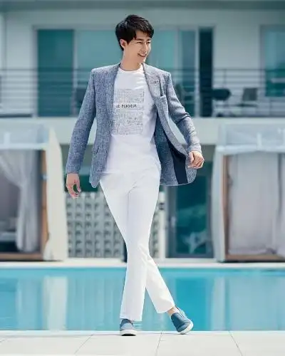 组图:赵寅成拍时尚写真型男魅力 大长腿惹人羡