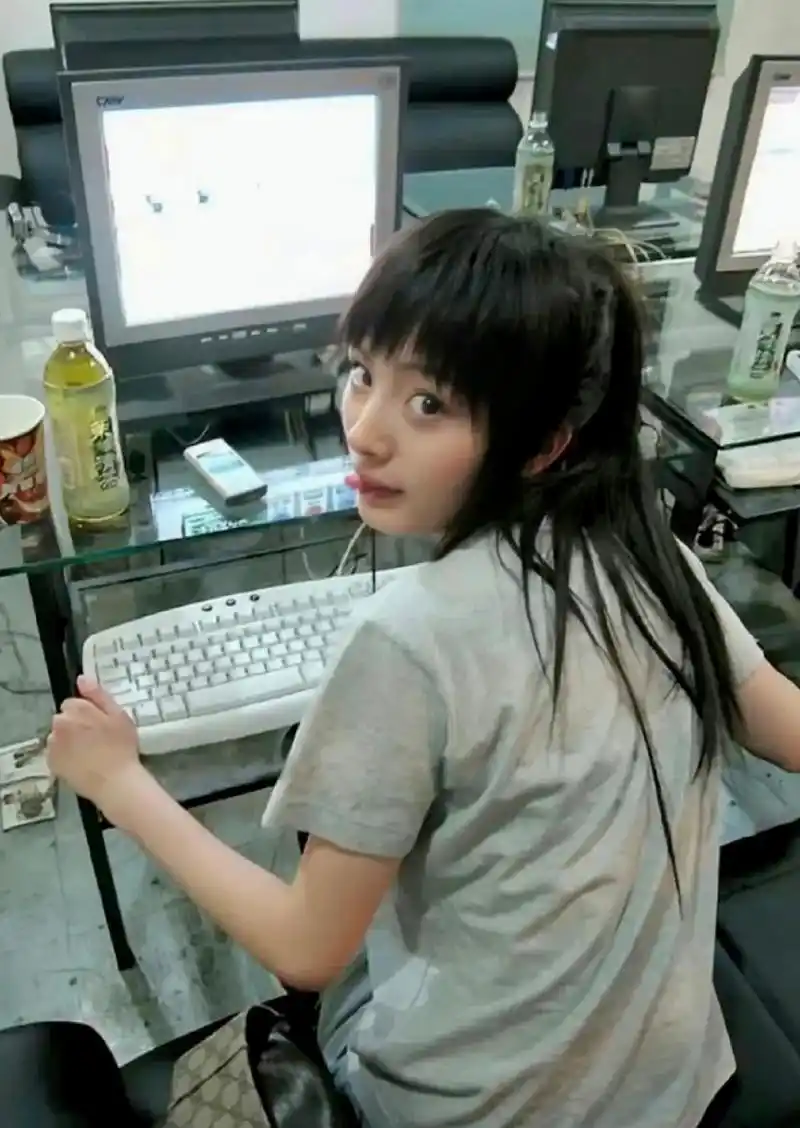 这是杨幂的高中时期吧!一直就是美女.