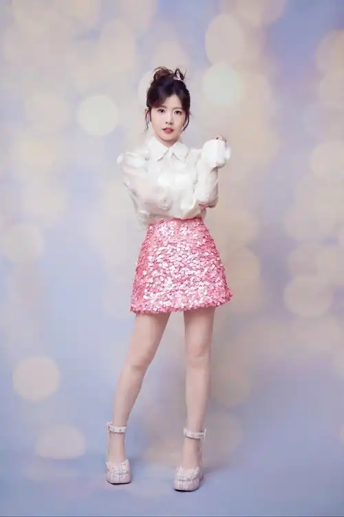 赖美云粉色短裙写真,甜美可爱俏皮迷人,太美了!
