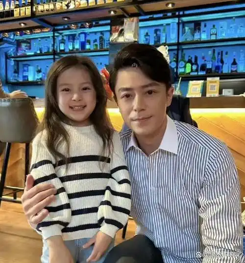 林心如一家3口日本海边旅游6岁小海豚气质出众霍建华变瘦变帅