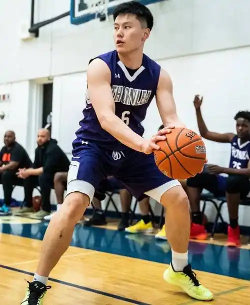 身高2米01!场均23 11,19岁签约ncaa,来自中国的超新星已诞生?