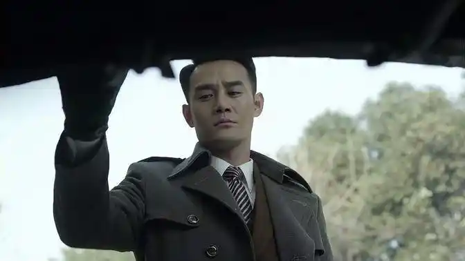 伪装者:阿诚送明台回家,谁料他后备箱里还藏个女人,隐瞒够深的