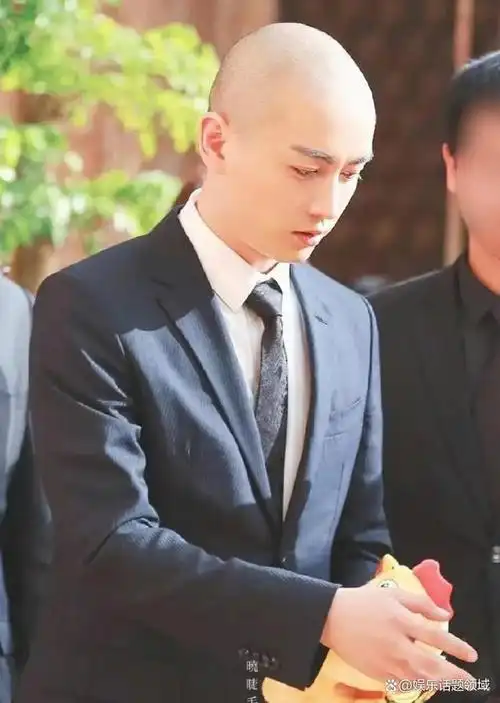 光头真的是验证真帅哥的最佳发型啊