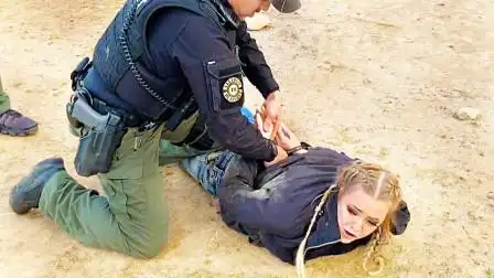 美国知名赏金猎人抓逃犯对女人一点也不客气