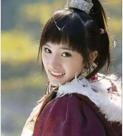 原创有谁注意到刘亦菲身后打伞的小女孩如今火得一塌糊涂