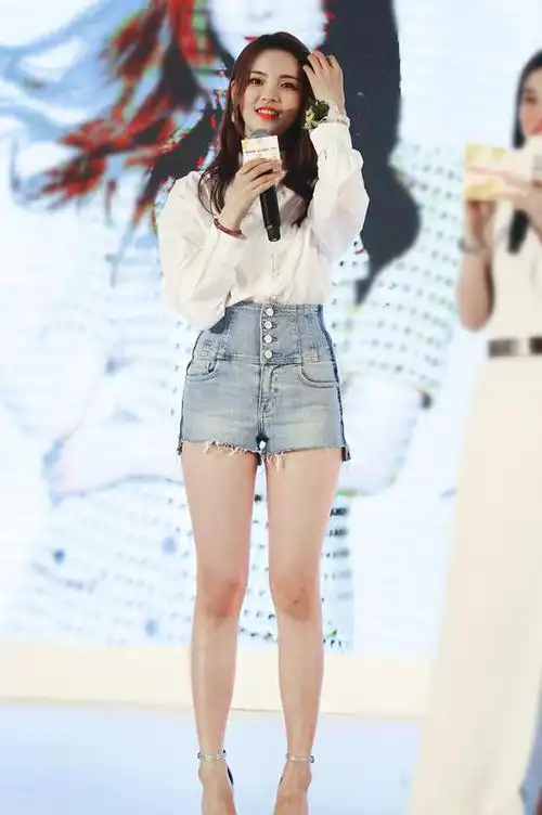 杨超越94斤体重太不真实穿短裤腿肉眼可见的粗不如主持人好看