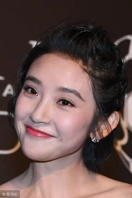 演艺圈笑起来最好看的女演员唐艺昕也太美了