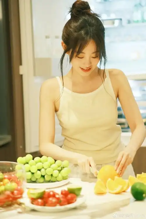 纯欲风#祝绪丹今日营业照9615发了15宫格,白色吊带77丸子头造型