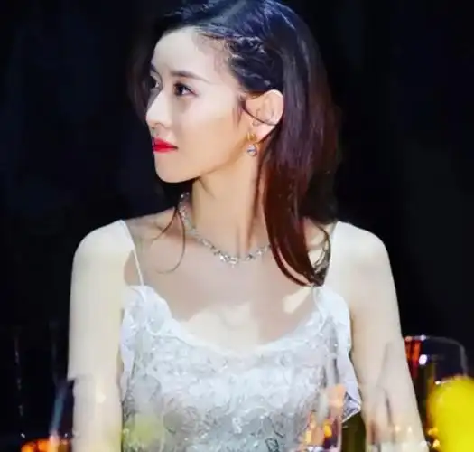 被网友们亲切地称为奶茶妹妹,那时候的章泽天给人的感觉是明艳又温暖