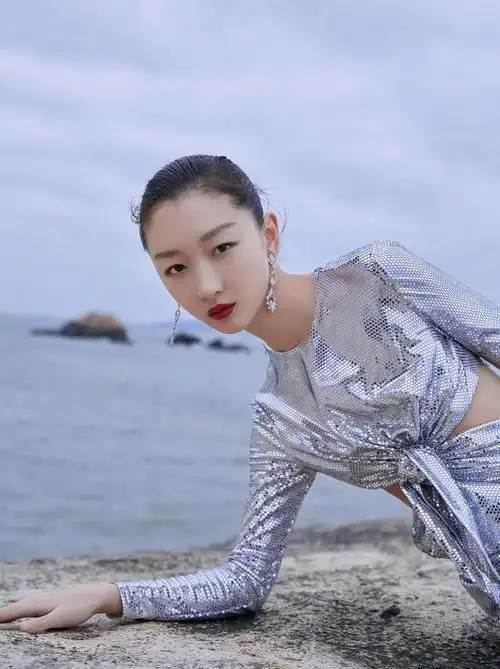 周冬雨 金鸡闭幕造型