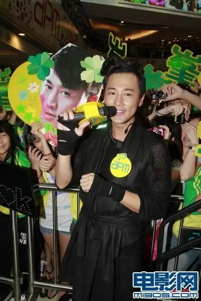 林峰7月24日,林峰出席签唱会,对之前和"蓝莓"刘俐亲密泡夜店的绯闻作
