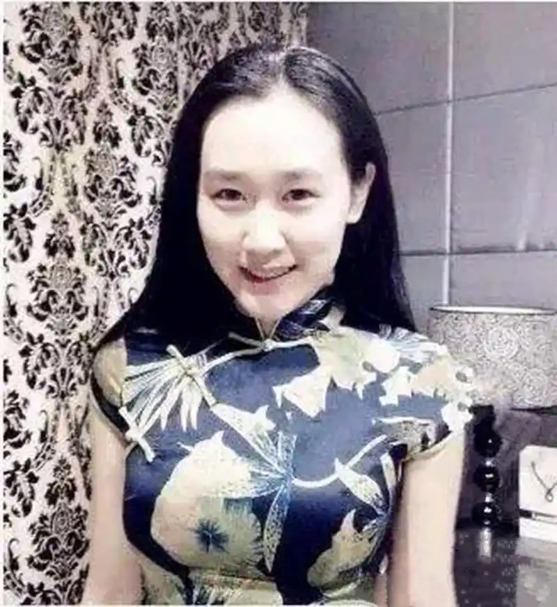 刀郎(罗林)和前妻杨娜所生女儿罗添,32岁了,长得很漂亮吧,外貌与刀郎