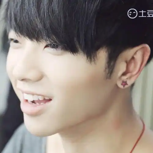 华晨宇 明星 时尚 笑起来真的很美