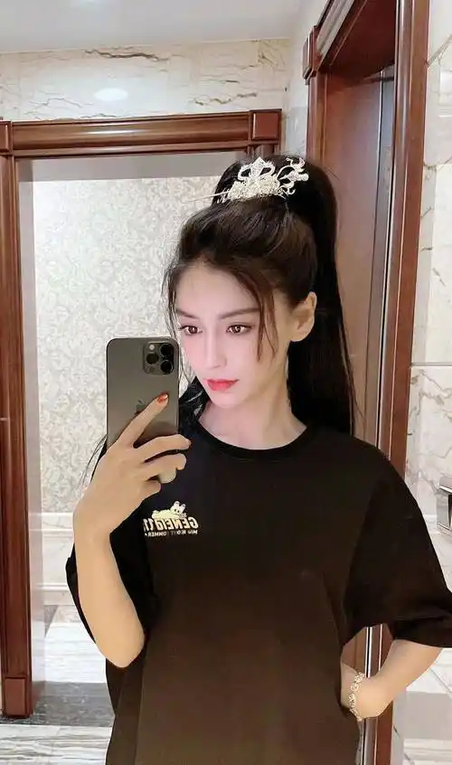 的披肩也非常符合这个年龄,毕竟angelababy的儿子小海绵已经好几岁了