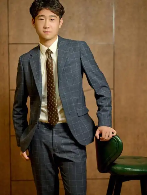 灰色西装这样穿展现男士轻熟魅力丨洛阳西服