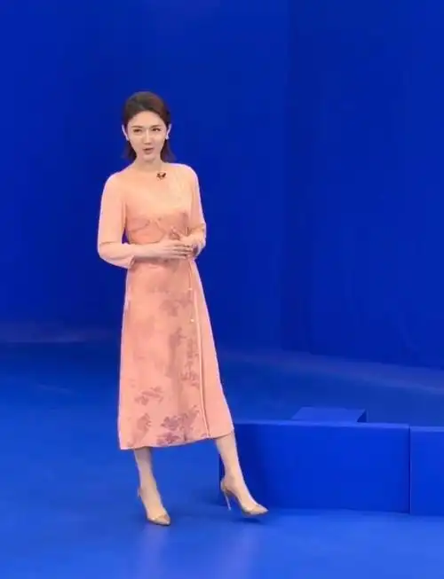 央视主持龙洋上班照穿连衣裙坐台阶不拘小节不愧是央视新门面