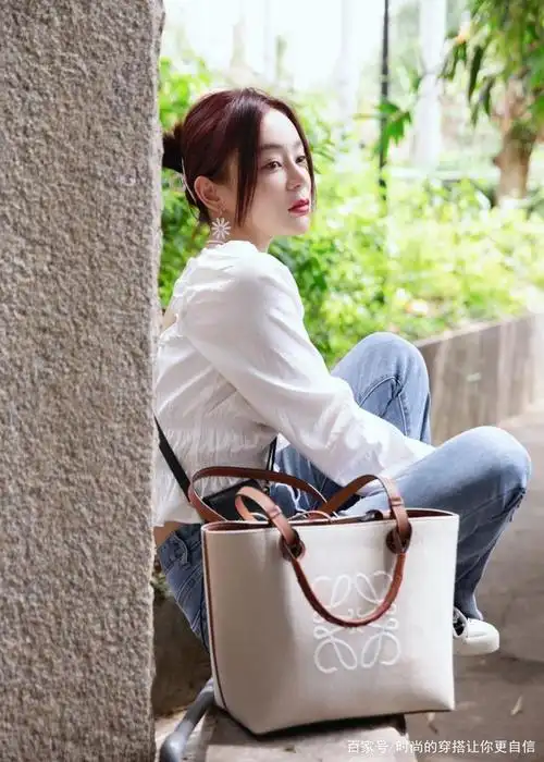 袁姗姗的身材绝了,身穿喇叭牛仔裤不但不俗气,珍珠配饰更显高贵